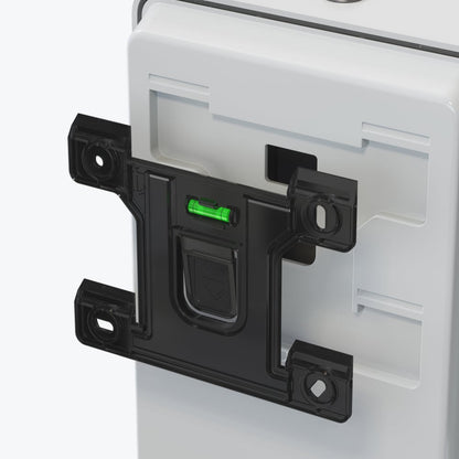 Eine Nahaufnahme der schwarzen Halterung des Kimberly-Clark Professional™ Icon™ Elektronischer Hautpflegespender, Silver Mosaic, 1,2 l, mit eingebauter grüner Wasserwaage für eine präzise Installation dieser hygienischen Lösung.