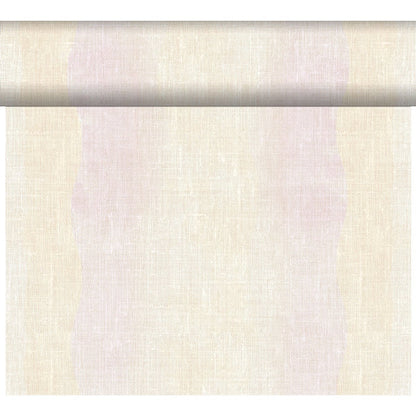 Un sul de Dunicel-Tischläufer Tête-à-Tête (24 m x 0,4 m, 20 secțiuni) de la Duni GmbH în bej deschis este parțial derulat pentru a-și arăta textura elegantă de țesătură ca decor stilat de masă în fața unui fundal alb simplu.