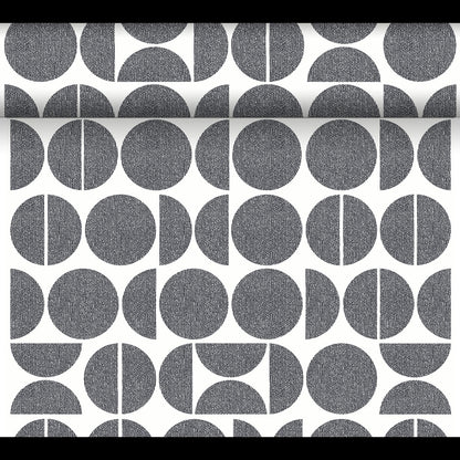 Dunicel-Tischläufer Tête-à-Tête (24 m x 0,4 m, 20 secțiuni) de la Duni GmbH prezintă modele geometrice alb-negru - cercuri complete, semicercuri și cercuri segmentate - ideal pentru un decor modern de masă Tête-à-Tête.