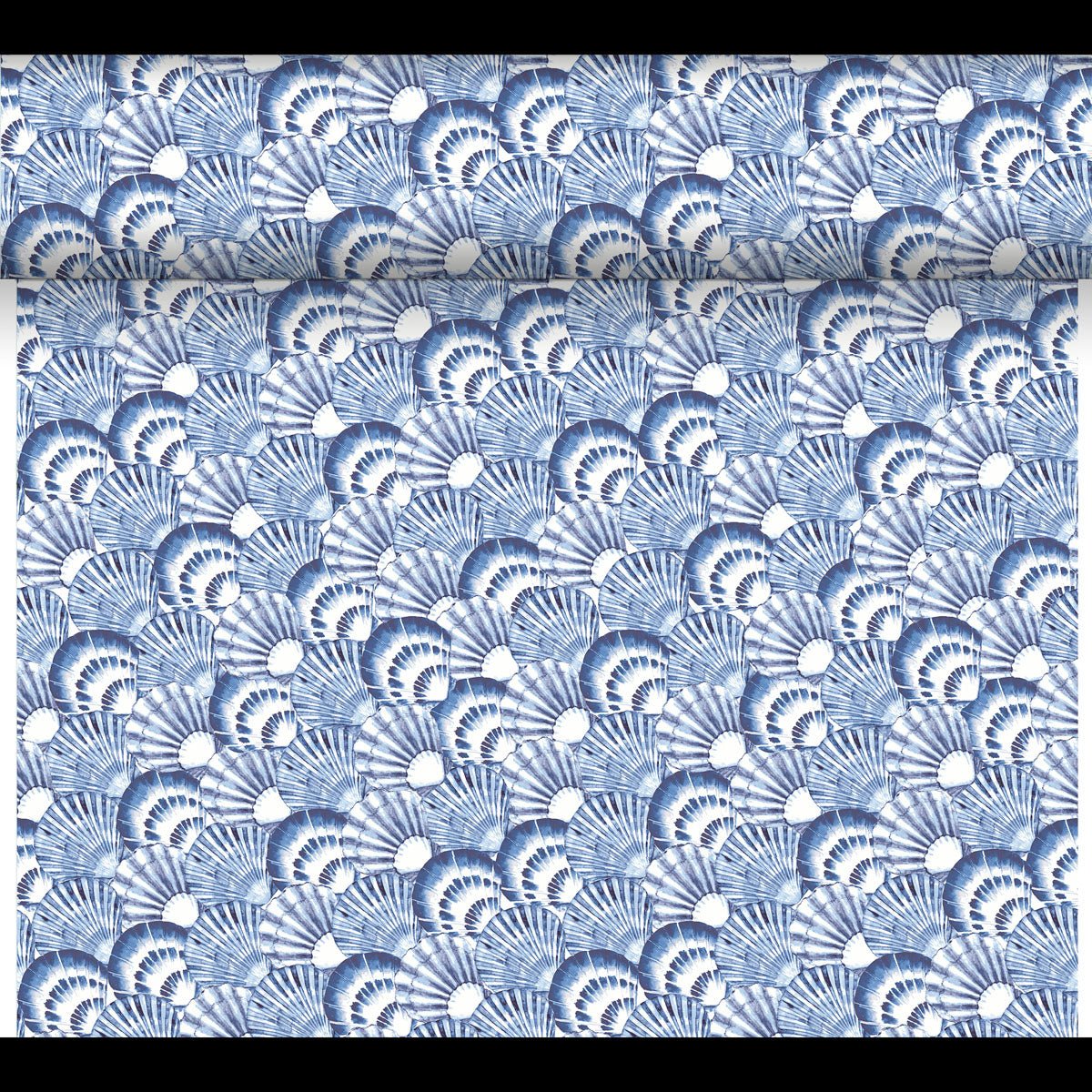 Dunicel-Tischläufer Tête-à-Tête de la Duni GmbH este un sul de 24 m x 0,4 m cu 20 de secțiuni și prezintă un model de evantai albastru-alb pentru un decor de masă primitor cu tematică marină.