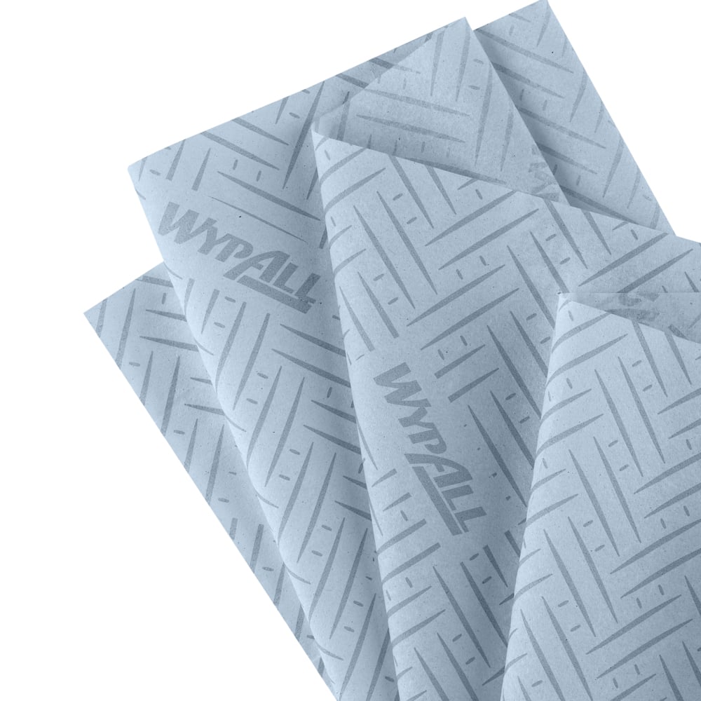 Un prim-plan al patru șervețele de hârtie WypAll® L20 albastre deschise (38 x 18,3 cm) de la Kimberly-Clark GmbH cu model de heringbone - ideal pentru sarcini de curățare industrială sau utilizare în sisteme de distribuitoare cu extragere centrală.