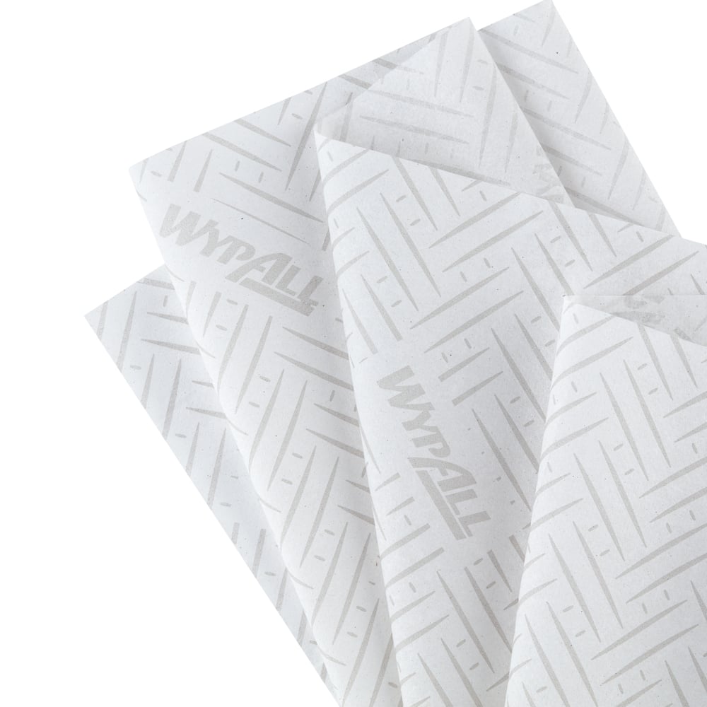 Patru șervețele de hârtie WypAll® L20 suprapuse (38,00 x 18,30 cm) de la Kimberly-Clark GmbH, albe cu un model subtil de Chevron și linii și branding slab "WypAll", ideale pentru sarcini de curățare industrială, sunt desfășurate.