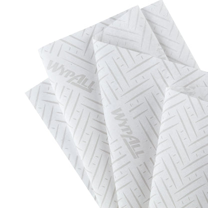Patru șervețele de hârtie WypAll® L20 suprapuse (38,00 x 18,30 cm) de la Kimberly-Clark GmbH, albe cu un model subtil de Chevron și linii și branding slab "WypAll", ideale pentru sarcini de curățare industrială, sunt desfășurate.