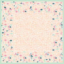 Das Dunicel-Mitteld.84x84cm Ocean Pebbles 20P. der Duni GmbH zeigt ein mosaikartiges Fliesenmuster in Pfirsich, Pink, Teal und Mintgrün, das einen quadratischen Rahmen mit einem hellen Zentrum und einem bunten Rand bildet - ideal für den gedeckten Tisch (Packung mit 20 Stück).