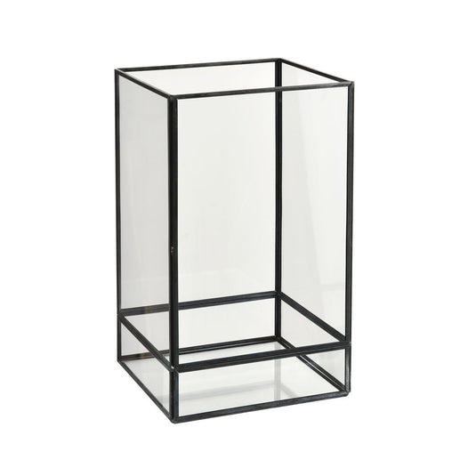 Lampa Capella din sticlă, neagră de la Duni GmbH este o lampă dreptunghiulară din sticlă cu cadru metalic negru, care stă vertical pe un fundal alb. Laturile clare și baza o fac ideală pentru o iluminare elegantă în orice încăpere.