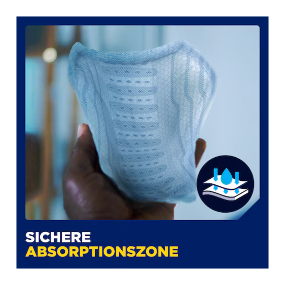 Eine Hand hält ein Muster TENA Men Active Fit von TENA - Essity Germany GmbH. Daneben zeigt ein Icon ein geschichtetes Material, das Flüssigkeit absorbiert. "SICHERE ABSORPTIONSZONE" hebt den Schutz für blasenschwache Männer auf blauem Hintergrund hervor.