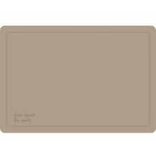 Setul Dunicel 33x48cm Guten Appetit greige de la Duni GmbH este un set de masă dreptunghiular cu colțuri rotunjite, margine cu două linii și "Guten Appetit Bon appétit" în scriere cursivă - perfect pentru 500 de seturi de tacâmuri de unică folosință.