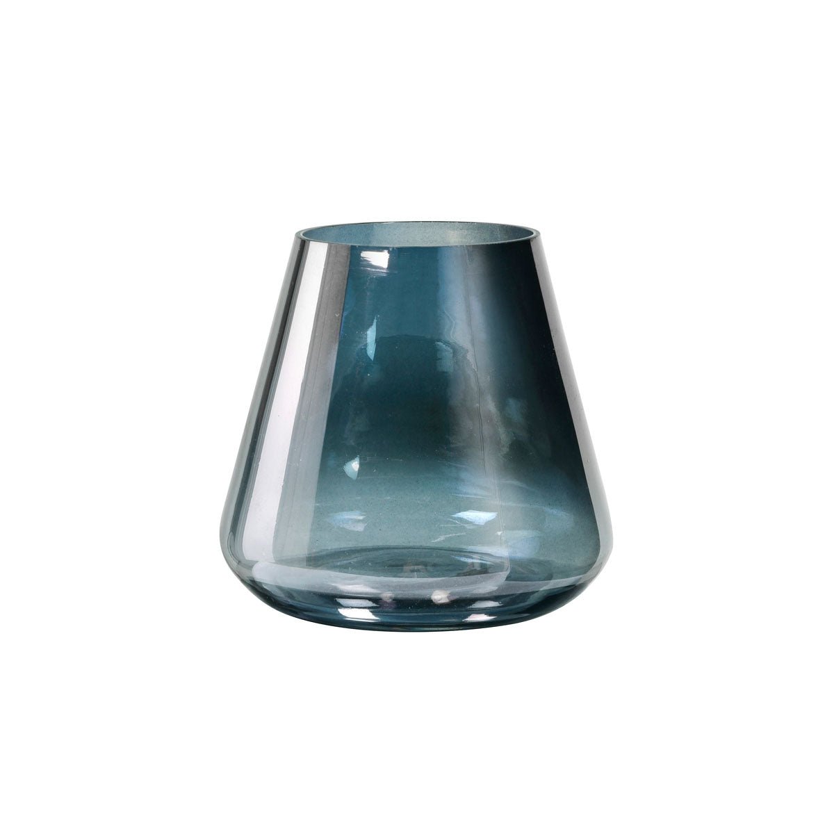 Un vas de sticlă transparent, cu nuanță albastră, cu bază largă și deschidere îngustă pe un fundal alb subliniază eleganța suportului de lumânări din sticlă Etna 10,5x11,5 cm de la Duni GmbH - un suport elegant pentru decorarea mesei.