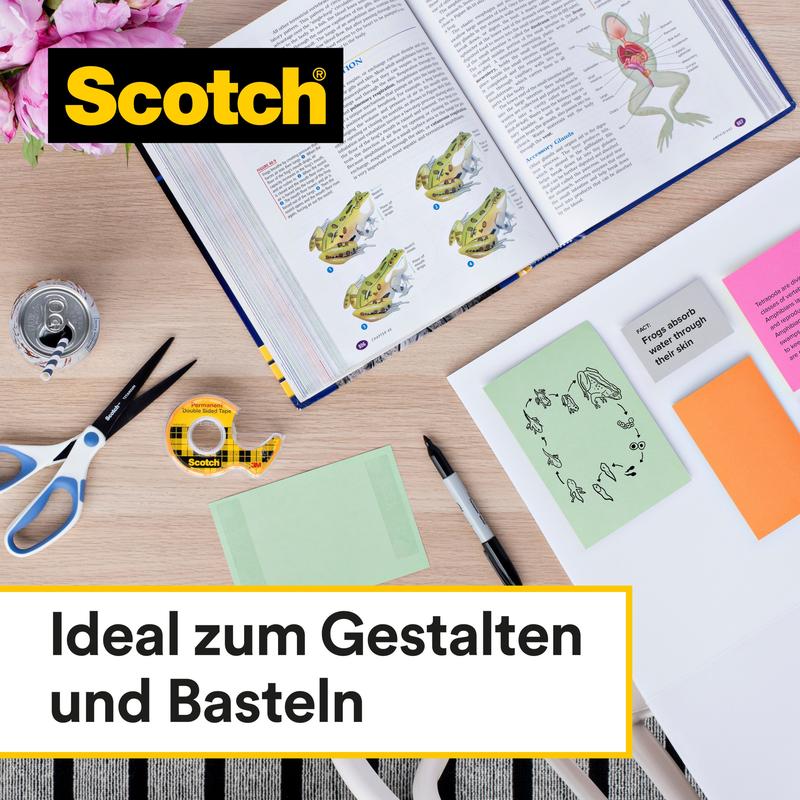 Un spațiu de lucru cu foarfecă, note adezive, o doză de băutură și un manual școlar deschis cu ilustrații de broaște. Text german: "Ideal pentru design și meșteșuguri" - perfect cu banda dublu adezivă 3M Scotch® 136D-MDOEU pe dispenser manual.