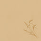 Beigefarbenes strukturiertes Papier mit einer einfachen braunen botanischen Gras-Illustration in der unteren rechten Ecke. Perfekt für die Präsentation der Duni GmbH Bio-Dunisoft-Serv. 40x40cm. Der Rest der Seite ist leer.