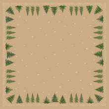 Ein hellbraunes Quadrat mit weißen Punkten und Sternen, umrahmt von grünen Tannen, schafft einen festlichen Look - ideal für die Tischdekoration mit der Bio-Dunicel-Mitteldecke 84x84cm "Humble Trees" von Duni GmbH (Packung: 20 Stück, biologisch abbaubar).