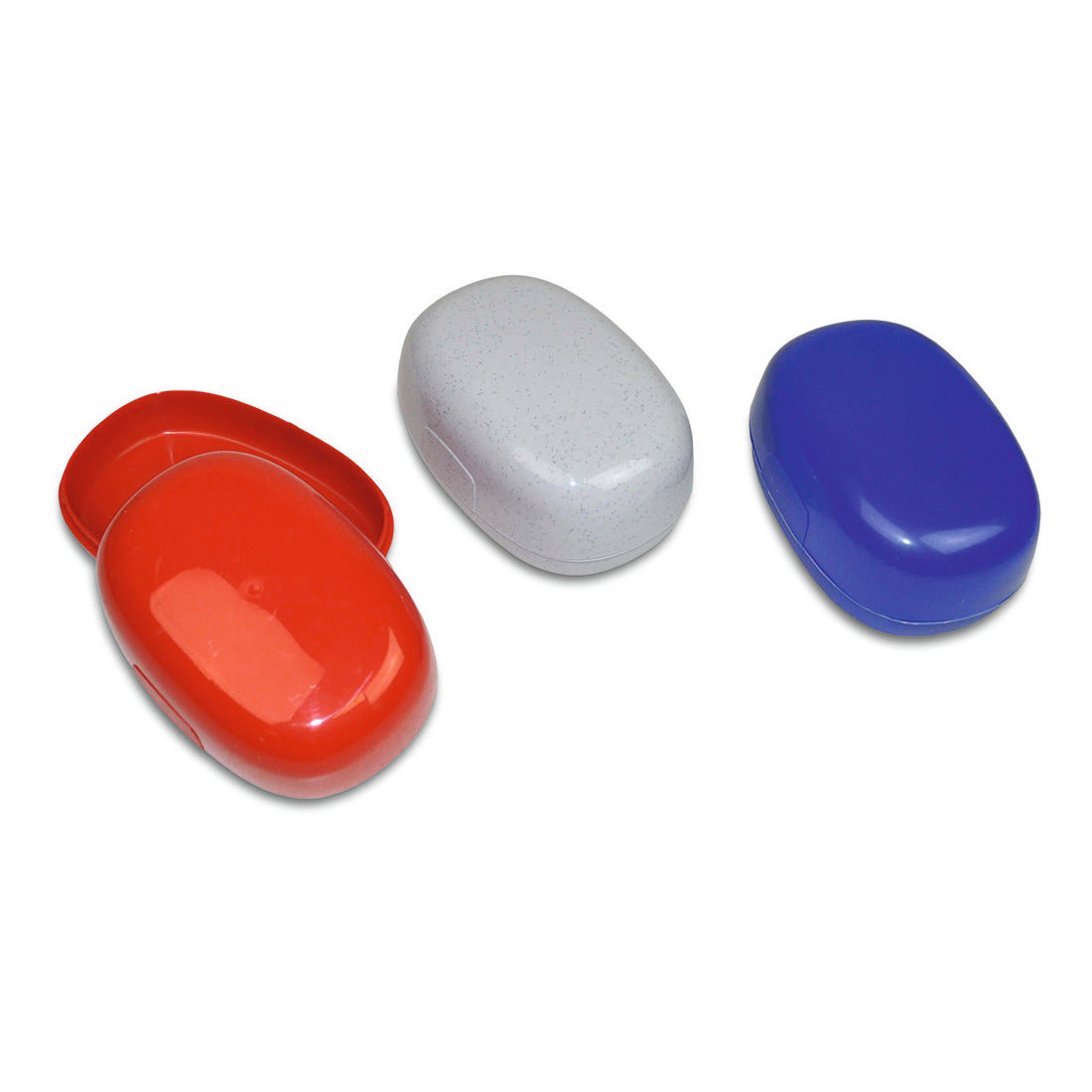 Abgebildet sind drei Nölle Profi Brush Seifendosen aus Kunststoff (10,5 x 7,5 x 4 cm) von Nölle Profi Brush Bürsten- & Pinseltechnik e.K.: eine rote mit geöffnetem Deckel, eine geschlossene in Weiß mit grauen Sprenkeln und eine geschlossene in Blau auf weißem Grund.
