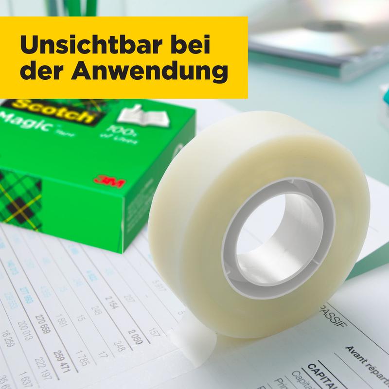 O rolă de bandă invizibilă Scotch® Magic™ de la 3M Deutschland GmbH se află pe un birou cu documente, lângă cutia verde. Pe un banner galben scrie în germană „Invizibil la aplicare”.