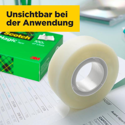 O rolă de bandă invizibilă Scotch® Magic™ de la 3M Deutschland GmbH se află pe un birou cu documente, lângă cutia verde. Pe un banner galben scrie în germană „Invizibil la aplicare”.