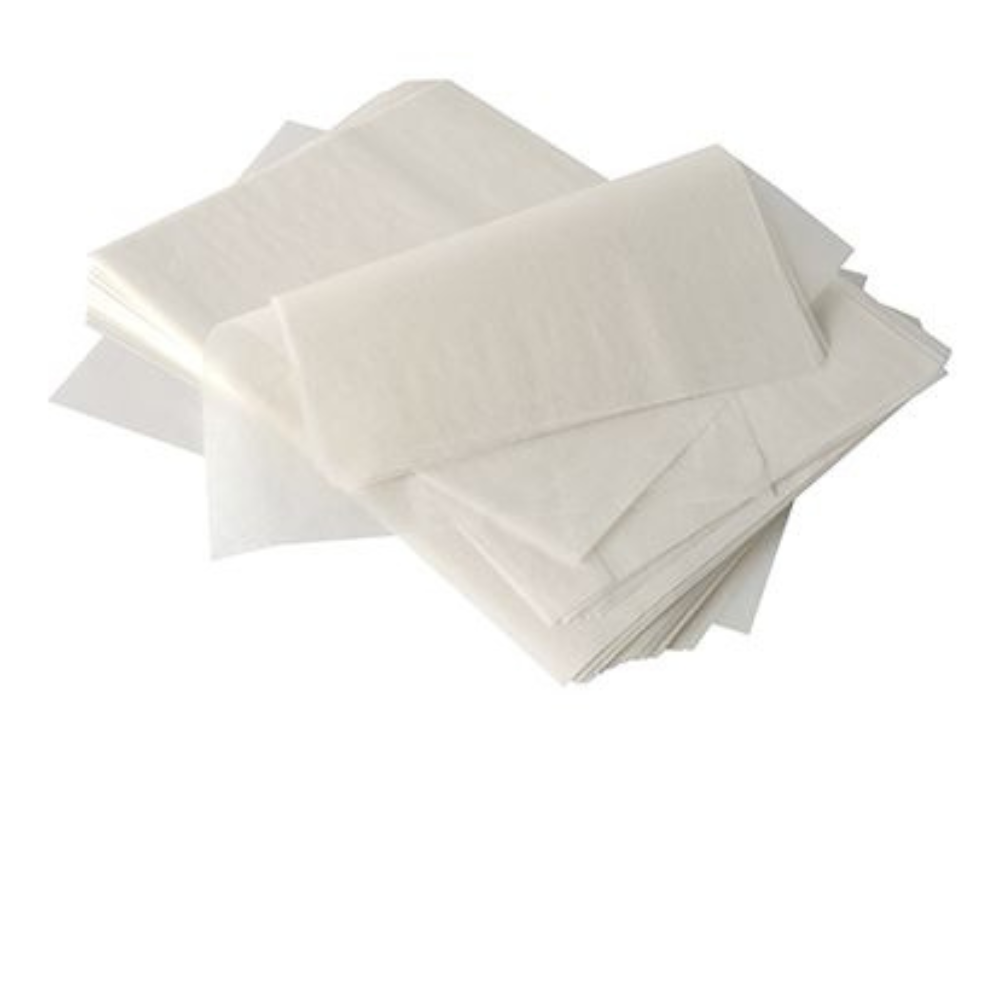 Un teanc de hârtie de acoperire pentru frișcă PAPSTAR "pure" 32x22 cm, alb, cu strat de ceară de palmier (1000 bucăți) în cutie distribuitoare de la PAPSTAR GmbH este parțial plat, parțial ușor pliat pe un fundal alb - ideal pentru gastronomie.