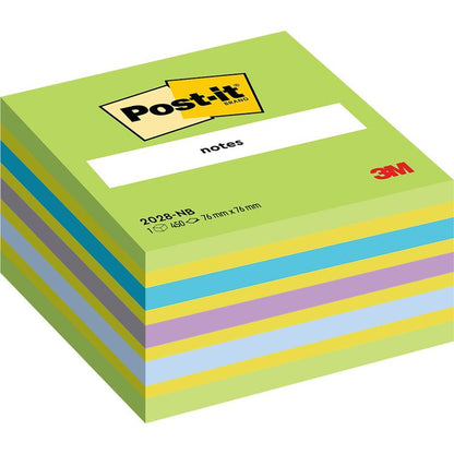 Un teanc de note Post-it® Notes cub, 76 mm x 76 mm, 450 foi/bloc al 3M Deutschland GmbH, cu foi alternante albastre, galbene, mov și verzi. Foaia superioară afișează eticheta de marcă Post-it galbenă cu logo-ul roșu 3M.