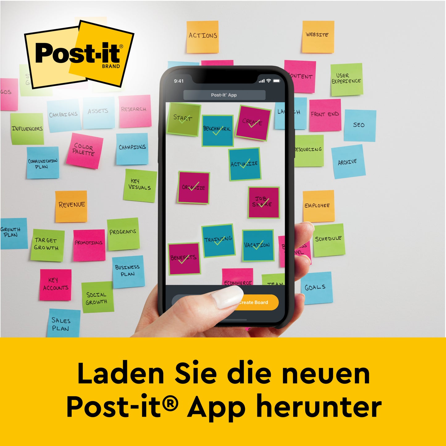 Eine Hand hält ein Smartphone mit geöffneter Post-it-App vor eine Wand voller bunter Notizzettel und dem Post-it® Super Sticky selbsthaftenden Meeting Chart/Flipchart (58,4 x 50,8 cm) von 3M Deutschland GmbH - jetzt neue App herunterladen!.