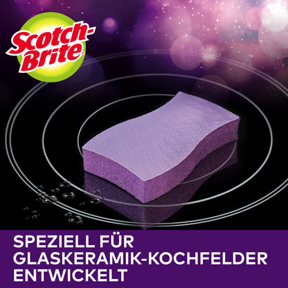 Ein Scotch-Brite™ Glaskeramik-Reinigungsschwamm | Packung (1 Stück) von 3M Deutschland GmbH liegt auf einem schwarzen Glaskeramik-Kochfeld mit Wassertropfen. Der Text: "Speziell für Glaskeramik-Kochfelder entwickelt.