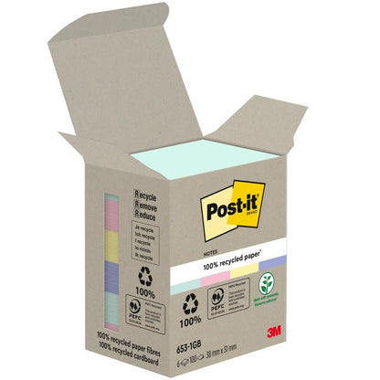 O cutie deschisă de Post-it® Recycling Notes (38 mm x 51 mm, 100 foi/bloc, 100% PEFC) de la 3M Deutschland GmbH arată mai multe blocuri pastelate și este prevăzută cu simboluri de reciclare și branding 3M.