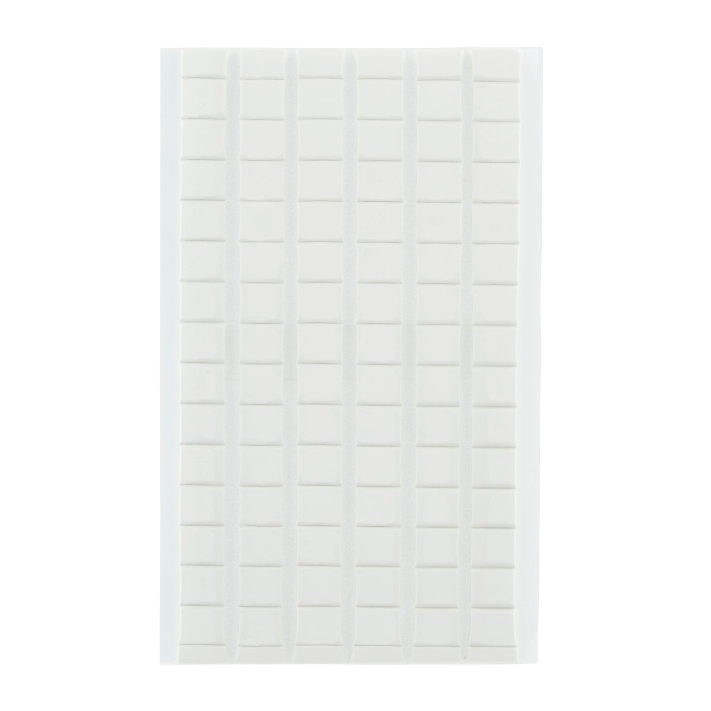 Eine weiße Folie mit mehrreihigen und mehrspaltigen Scotch-FIX™ ablösbaren Montagequadraten (12,7 mm x 12,7 mm, 64 Stück/Packung) von 3M Deutschland GmbH-ideal für temporäre Befestigungen und rückstandslos entfernbar.