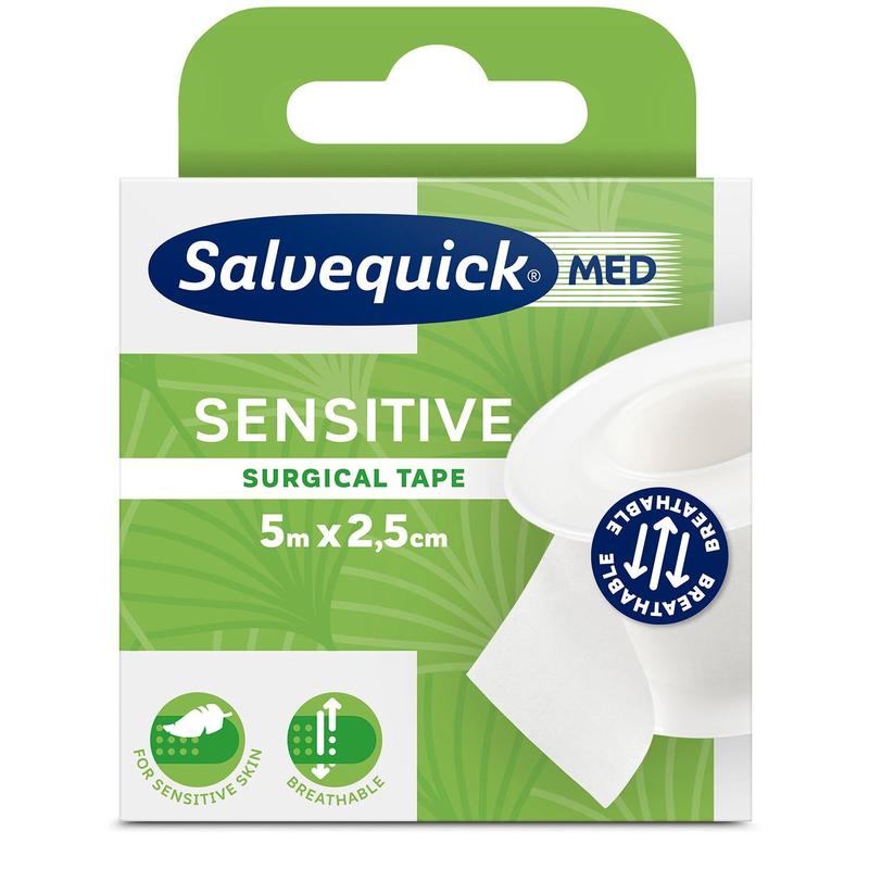 Cutie cu bandă adezivă Salvequick OP 6-5x2,5 de la Orkla Wound Care AB (1 bucată), 5m x 2,5cm. Ambalaj verde și alb evidențiază banda hipoalergenică, respirabilă pentru piele sensibilă, cu simboluri și rolă parțial vizibilă.