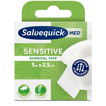 Cutie cu bandă adezivă Salvequick OP 6-5x2,5 de la Orkla Wound Care AB (1 bucată), 5m x 2,5cm. Ambalaj verde și alb evidențiază banda hipoalergenică, respirabilă pentru piele sensibilă, cu simboluri și rolă parțial vizibilă.