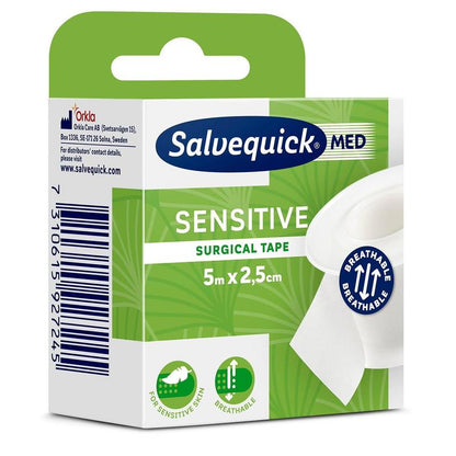Banda adezivă Salvequick OP 6-5x2,5 de la Orkla Wound Care AB are un ambalaj verde-alb cu simboluri pentru piele hipoalergenică, sensibilă și respirabilitate. Fiecare pachet conține o rolă de 5m x 2,5cm.