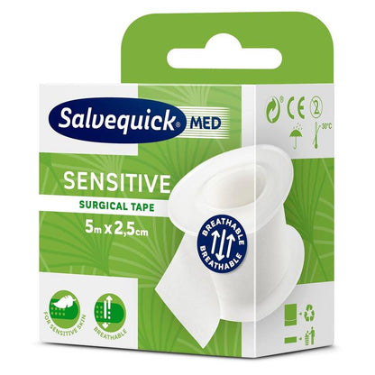 O cutie de bandă adezivă Salvequick OP 6-5x2,5 (1 bucată) de la Orkla Wound Care AB cu ambalaj verde și alb, informații despre produs, simboluri pentru piele sensibilă și respirabilitate, precum și o ilustrare clară a rolei de bandă adezivă hipoalergenică.