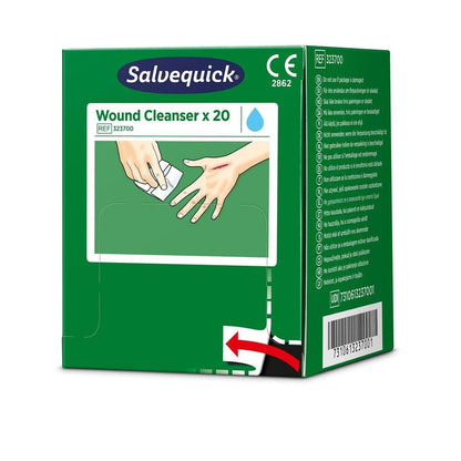 O cutie verde cu Salvequick savett wundreiniger (0,9% NaCl, steril) 20 de bucăți de la Orkla Wound Care AB, cu o ilustrație a mâinilor care curăță o rană și detalii vizibile despre produs și cod de bare pe ambalaj.