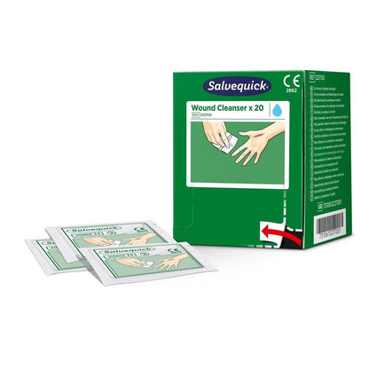O cutie verde cu inscripția "Salvequick savett wundreiniger (0,9% naci, steril) 20 de bucăți" de la Orkla Wound Care AB stă în picioare cu o ilustrație a mâinilor care folosesc un șervețel de curățare. În fața acesteia sunt ilustrate două plicuri individuale de dezinfectant.