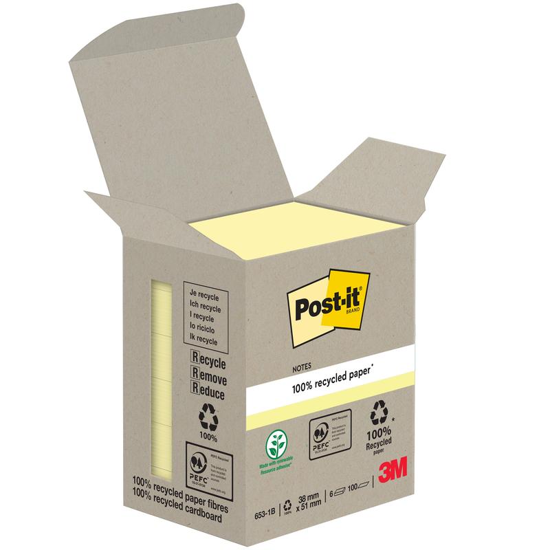 O cutie deschisă de Post-it® Recycling Notes, 38 mm x 51 mm, 100 foi pe bloc, fabricată din hârtie certificată 100% PEFC de la 3M Deutschland GmbH, arată notițe galbene cu logo-uri de reciclare și logo-ul 3M pe ambalaj.