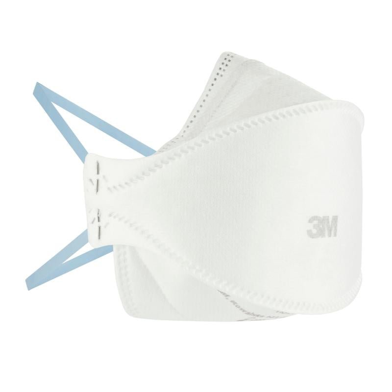 O mască de particule confort 3M™ Aura™ 9320+ FFP2, fără supapă, de la 3M Deutschland GmbH este văzută din profil pe un fundal alb. Masca albă cu benzi albastre prezintă cusături vizibile și este concepută pentru aplicații de protecție.
