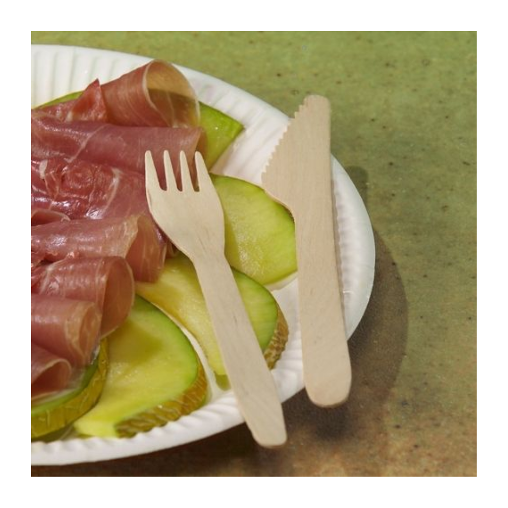 O farfurie de carton alb cu felii de măr verde și prosciutto, alături de PAPSTAR furculițe din lemn "pure" 16,5 cm - ecologice și stabile (100 bucăți) - de la PAPSTAR GmbH, și un cuțit din lemn, pe un fundal verde.
