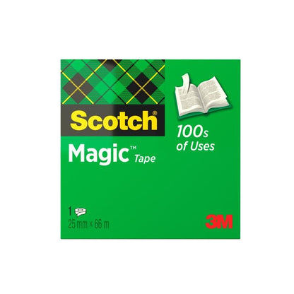O cutie verde de bandă invizibilă Scotch® Magic™ de la 3M Deutschland GmbH cu logo-ul Scotch, simbolul unei cărți deschise, „100s of Uses”, „3M” în roșu și indicația 25 mm x 66 m cu 1 rolă în interior.