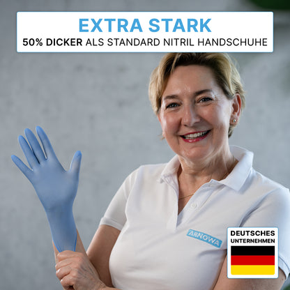 Eine lächelnde Frau zieht ARNOMED NITRIL BLUE XTRA STRONG von ARNOWA GmbH an: Besonders starke, blaue Nitril-Einmalhandschuhe - 50 % dicker als Standard. Unten rechts: Deutschland-Icon mit "DEUTSCHES UNTERNEHMEN".