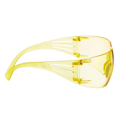 Ochelarii de protecție 3M™ SecureFit™ 200 de la 3M Deutschland GmbH se remarcă prin lentile galbene înconjurătoare și brațe laterale ventilate pe un fundal alb.