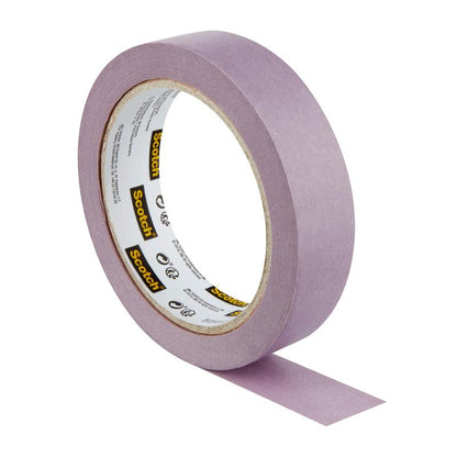 O rolă de bandă de mascare 3M Scotch® pentru suprafețe sensibile (24 mm x 41 m) cu partea adezivă în jos, parțial derulată, pe un fundal alb. 100% PEFC, 1 rolă/pachet.