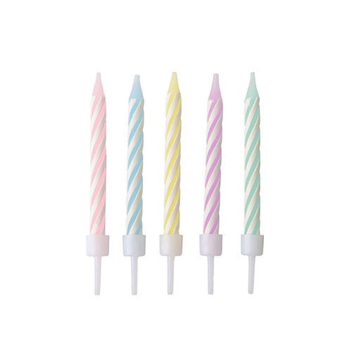 PAPSTAR 24 lumânări de aniversare în culori pastelate cu suport (6 cm, sortate pe culori) de la PAPSTAR GmbH. Așezate vertical într-un rând - roz, albastru, galben, mov și verde - pe un fundal alb simplu. Fiecare cutie conține 10 bucăți.