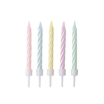 PAPSTAR 24 lumânări de aniversare în culori pastelate cu suport (6 cm, sortate pe culori) de la PAPSTAR GmbH. Așezate vertical într-un rând - roz, albastru, galben, mov și verde - pe un fundal alb simplu. Fiecare cutie conține 10 bucăți.