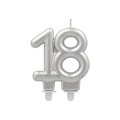 Lumânarea aniversară PAPSTAR GmbH cu suport 7 cm "argintiu" este o lumânare aniversară argintie în formă de cifră, cu două suporturi - ideală pentru petreceri de neuitat.