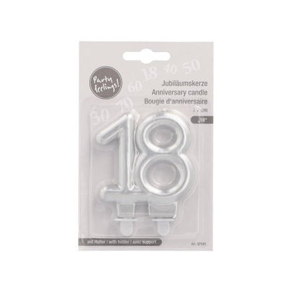Lumânarea aniversară PAPSTAR GmbH cu suport, 7 cm "argintiu", este o lumânare cu cifre argintie în ambalaj multilingv, ideală pentru zile de naștere sau aniversări, și include un suport pentru utilizare ușoară la petreceri.