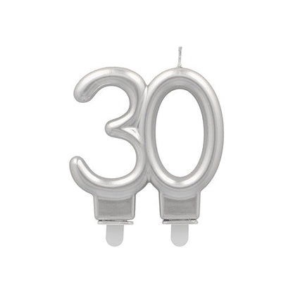 O lumânare aniversară argintie PAPSTAR cu suport 7 cm de la PAPSTAR GmbH, în formă de număr 30, cu două baze mici albe și un fitil - ideală pentru petreceri aniversare.