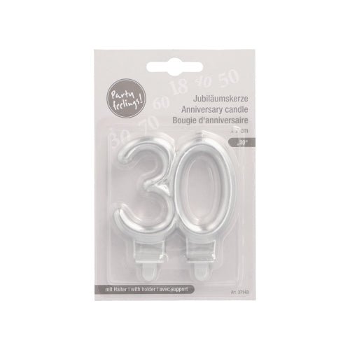 Un pachet de la PAPSTAR GmbH conține două lumânări aniversare cu suport (7 cm, argintiu) în formă "30" pentru aniversări, cu ambalaj multilingv și un înveliș din plastic transparent pentru utilizare ușoară.