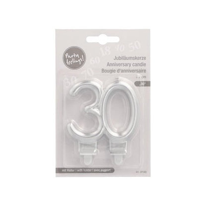 Un pachet de la PAPSTAR GmbH conține două lumânări aniversare cu suport (7 cm, argintiu) în formă "30" pentru aniversări, cu ambalaj multilingv și un înveliș din plastic transparent pentru utilizare ușoară.