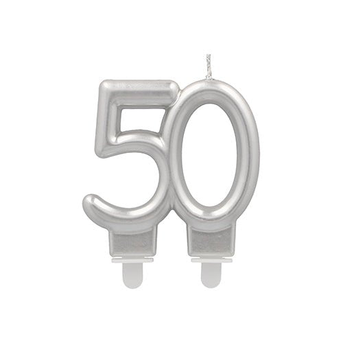 Sărbătoriți momentele importante cu lumânările aniversare PAPSTAR GmbH cu suport 7 cm "argintiu" - o lumânare cu cifre argintie cu două fitiluri și bază albă, perfectă pentru zile de naștere sau aniversări.