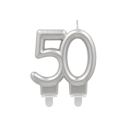 Sărbătoriți momentele importante cu lumânările aniversare PAPSTAR GmbH cu suport 7 cm "argintiu" - o lumânare cu cifre argintie cu două fitiluri și bază albă, perfectă pentru zile de naștere sau aniversări.