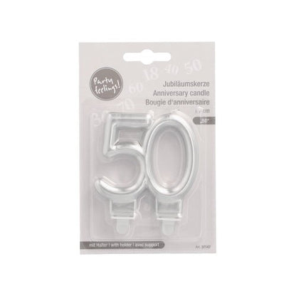 Un set ambalat de lumânări aniversare argintii PAPSTAR cu suport 7 cm de la PAPSTAR GmbH, în formă de număr 50, cu informații multilingve despre produs pe ambalaj.