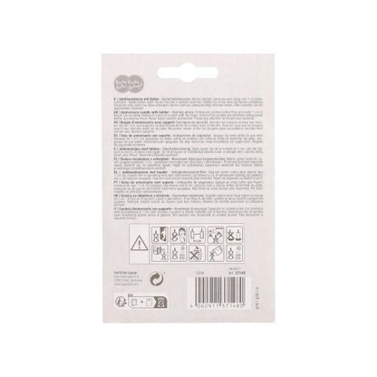 Ambalajul lumânărilor aniversare PAPSTAR cu suport 7 cm "auriu" (by PAPSTAR GmbH) este prevăzut cu text multilingv, simboluri de siguranță și un cod de bare în partea de jos. În partea de sus, în centru, se află o gaură pentru agățat. Majoritatea textului este mic și greu de citit.