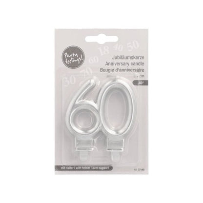 Un pachet de lumânări aniversare PAPSTAR cu suport 7 cm "argintiu" de la PAPSTAR GmbH conține două lumânări cu cifre argintii, 6 și 0, cu suport - ideal pentru o aniversare de 60 de ani. Ambalajul este multilingv.
