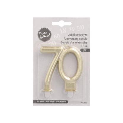 Lumanările aniversare PAPSTAR cu suport 7 cm "auriu" ale PAPSTAR GmbH sunt lumânări aniversare aurii în formă de cifra 70, ambalate în plastic transparent cu un spate inscripționat cu text în engleză și franceză.